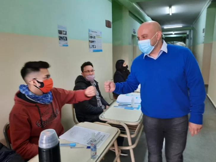 Elecciones 2021. Carlos Aparicio votó en Caleta Olivia: “Me tocó ser ‘chasqui’ y hoy me toca representar a la provincia”