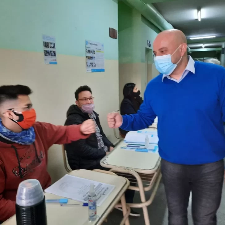 Elecciones 2021. Carlos Aparicio votó en Caleta Olivia: “Me tocó ser ‘chasqui’ y hoy me toca representar a la provincia”