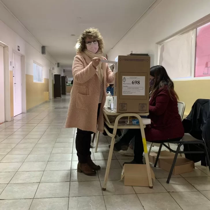 Elecciones 2021. Votó Gabriela Mestelán: “Una mañana con lluvia, viento y sol pero con democracia”