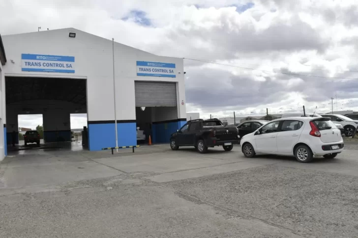 Largas filas de autos para hacer la VTV en Río Gallegos: cuánto cuesta el trámite y cuánto demora