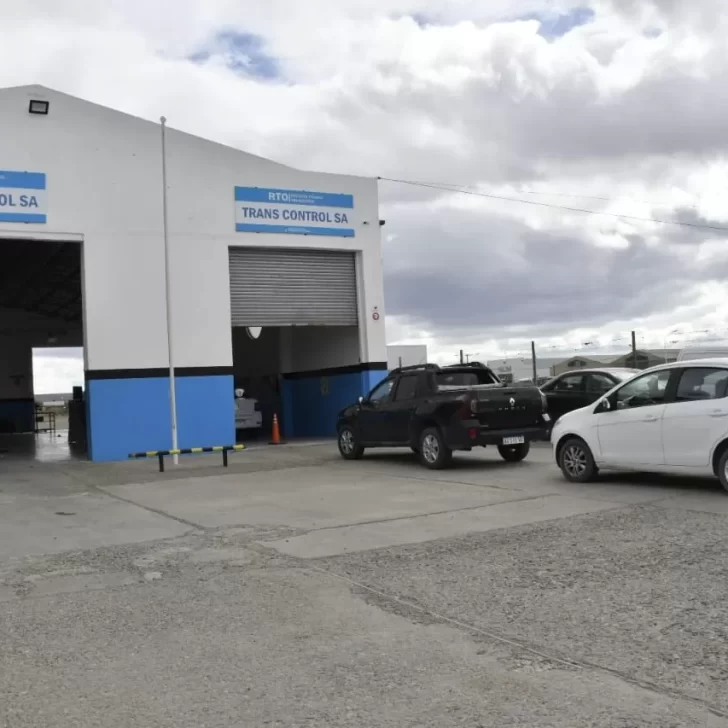 Largas filas de autos para hacer la VTV en Río Gallegos: cuánto cuesta el trámite y cuánto demora