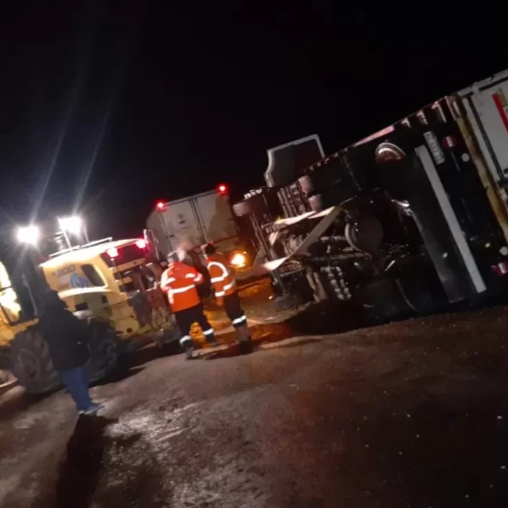 Un camión rumbo a Comodoro Rivadavia volcó en Ruta 3 y cortaron el camino por la niebla y el hielo Un camión rumbo a Comodoro Rivadavia volcó en Ruta 3 y cortaron el camino por la niebla y el hielo