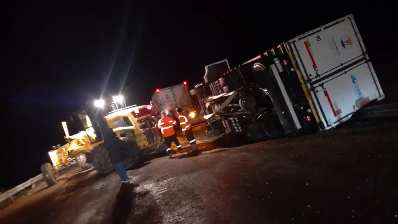 Un camión rumbo a Comodoro Rivadavia volcó en Ruta 3 y cortaron el camino por la niebla y el hielo Un camión rumbo a Comodoro Rivadavia volcó en Ruta 3 y cortaron el camino por la niebla y el hielo