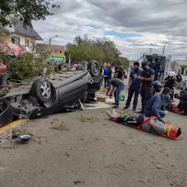 Tres heridos en impactante vuelco: el auto chocó un poste y derribó un árbol