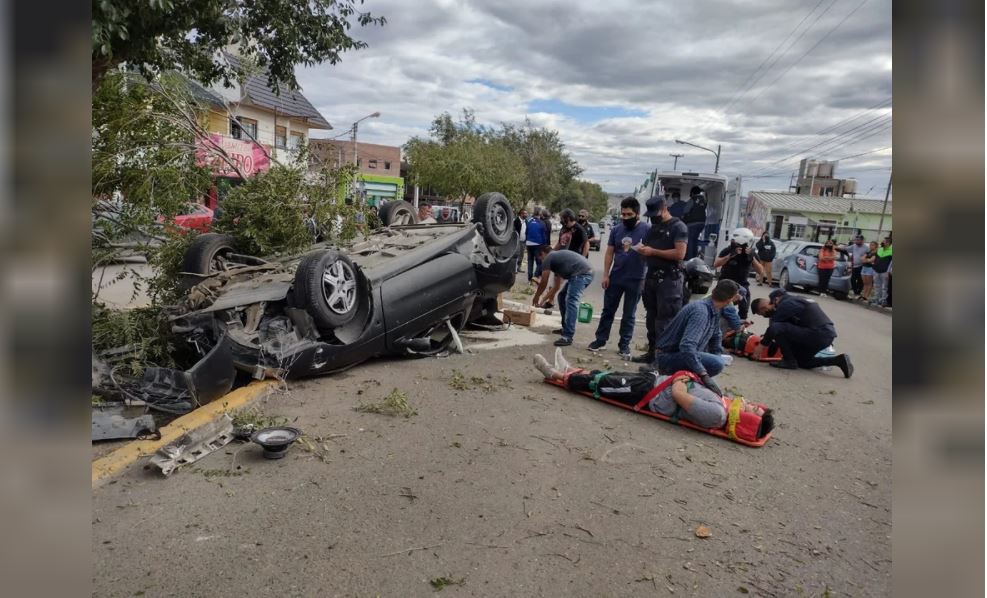 Tres heridos en impactante vuelco: el auto chocó un poste y derribó un árbol