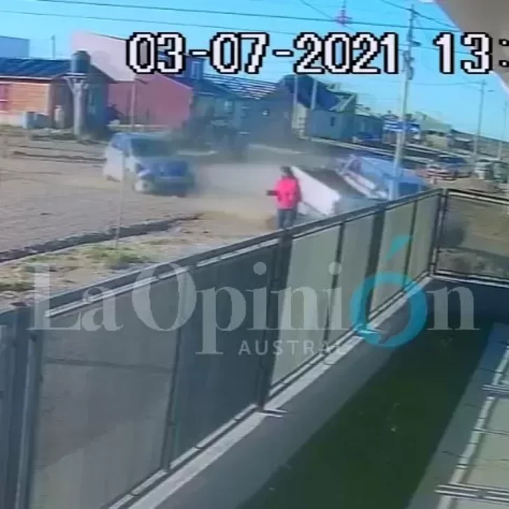 Video. Mujer se salvó “por un pelo” de ser aplastada por una camioneta que volcó a toda velocidad Video. Mujer se salvó “por un pelo” de ser aplastada por una camioneta que volcó a toda velocidad