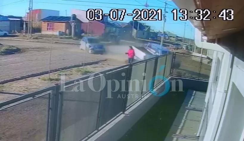 Video. Mujer se salvó “por un pelo” de ser aplastada por una camioneta que volcó a toda velocidad Video. Mujer se salvó “por un pelo” de ser aplastada por una camioneta que volcó a toda velocidad