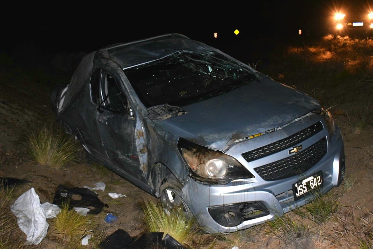 Venía de pescar y volcó a 20 km al sur de Caleta Olivia Venía de pescar y volcó a 20 km al sur de Caleta Olivia