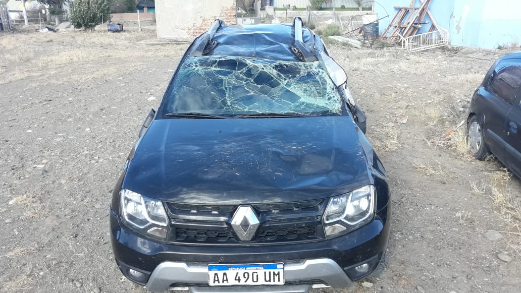 Viajaban desde El Chaltén hacia Chubut y volcaron al agarrar la ruta de ripio