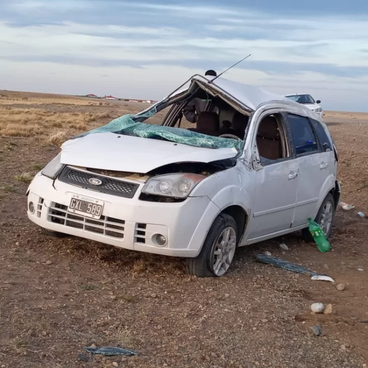 Video. Volcó un auto con 2 ocupantes en ruta 1 camino a Cabo Vírgenes