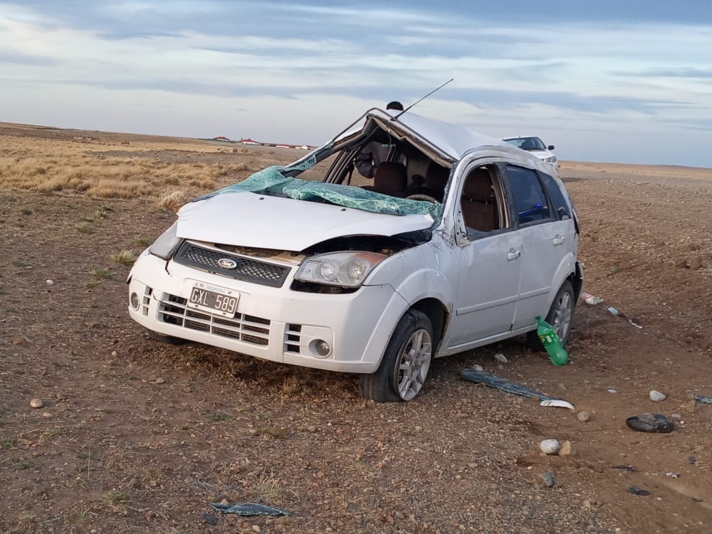 Video. Volcó un auto con 2 ocupantes en ruta 1 camino a Cabo Vírgenes