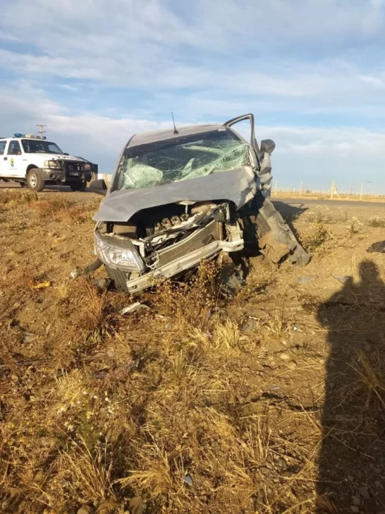 Mujer circulaba zigzagueando,  su auto volcó y falleció