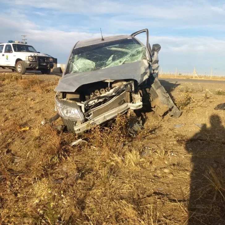 Mujer circulaba zigzagueando,  su auto volcó y falleció