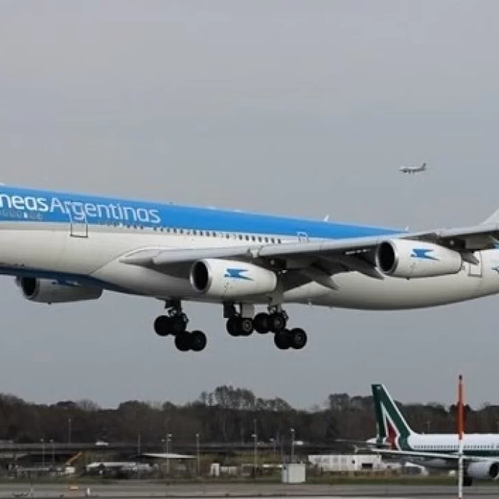 Pánico en el aire: explotó un celular, no pudieron apagar el fuego y el avión debió aterrizar de emergencia Pánico en el aire: explotó un celular, no pudieron apagar el fuego y el avión debió aterrizar de emergencia