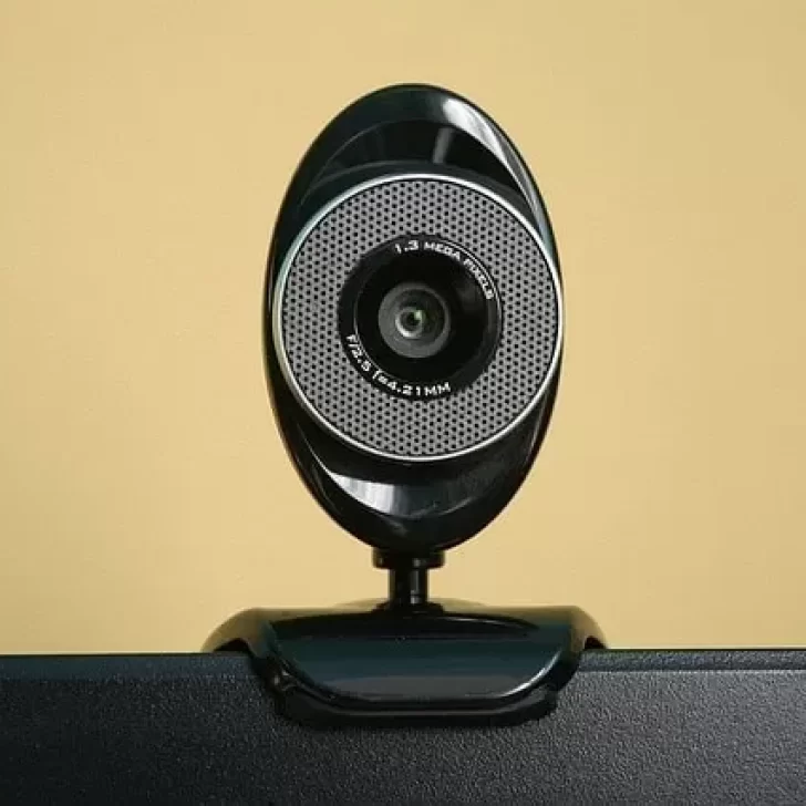 Cómo evitar que te espíen a través de la cámara de tu computadora