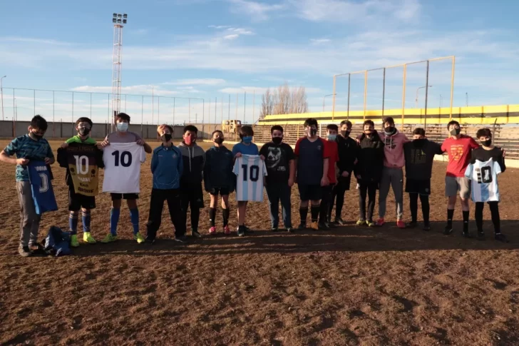 Video. ¡Mirá las fotos! Ferro realizó un homenaje a 35 años del gol del siglo de Diego Maradona