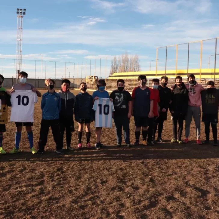 Video. ¡Mirá las fotos! Ferro realizó un homenaje a 35 años del gol del siglo de Diego Maradona
