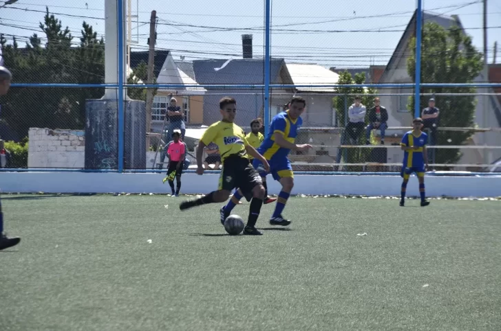 Primera A: El fútbol barrial regresó a la capital y Vial superó a Evita por 4 a 0