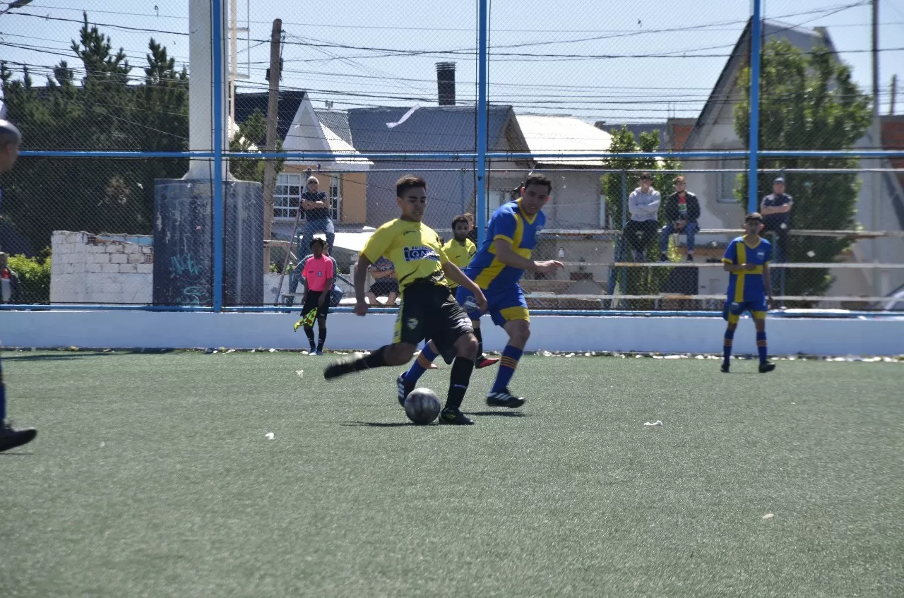 Primera A: El fútbol barrial regresó a la capital y Vial superó a Evita por 4 a 0