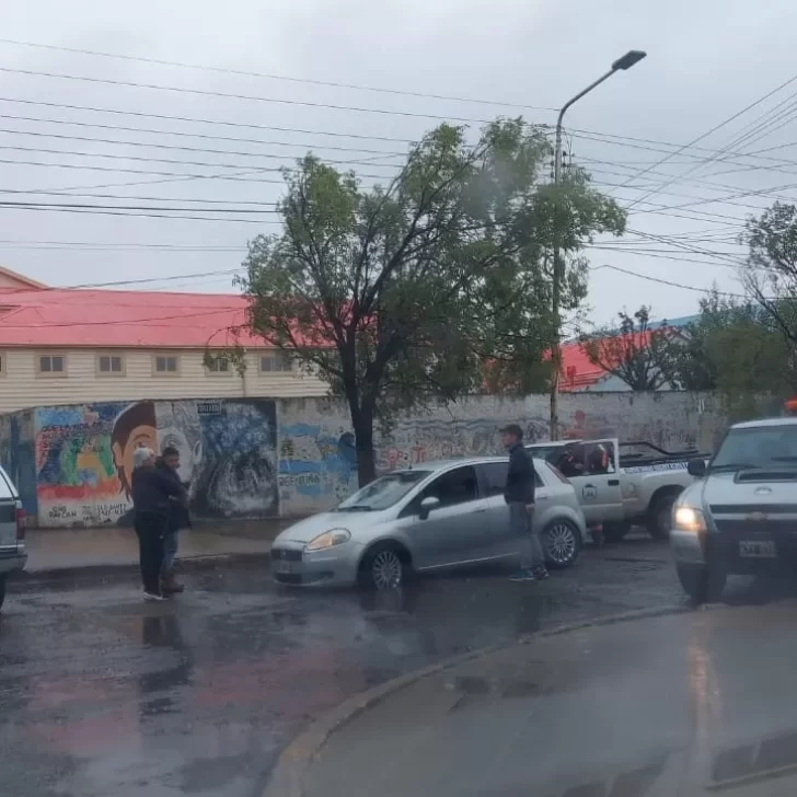 Un auto quedó atascado en una zanja en pleno centro Un auto quedó atascado en una zanja en pleno centro