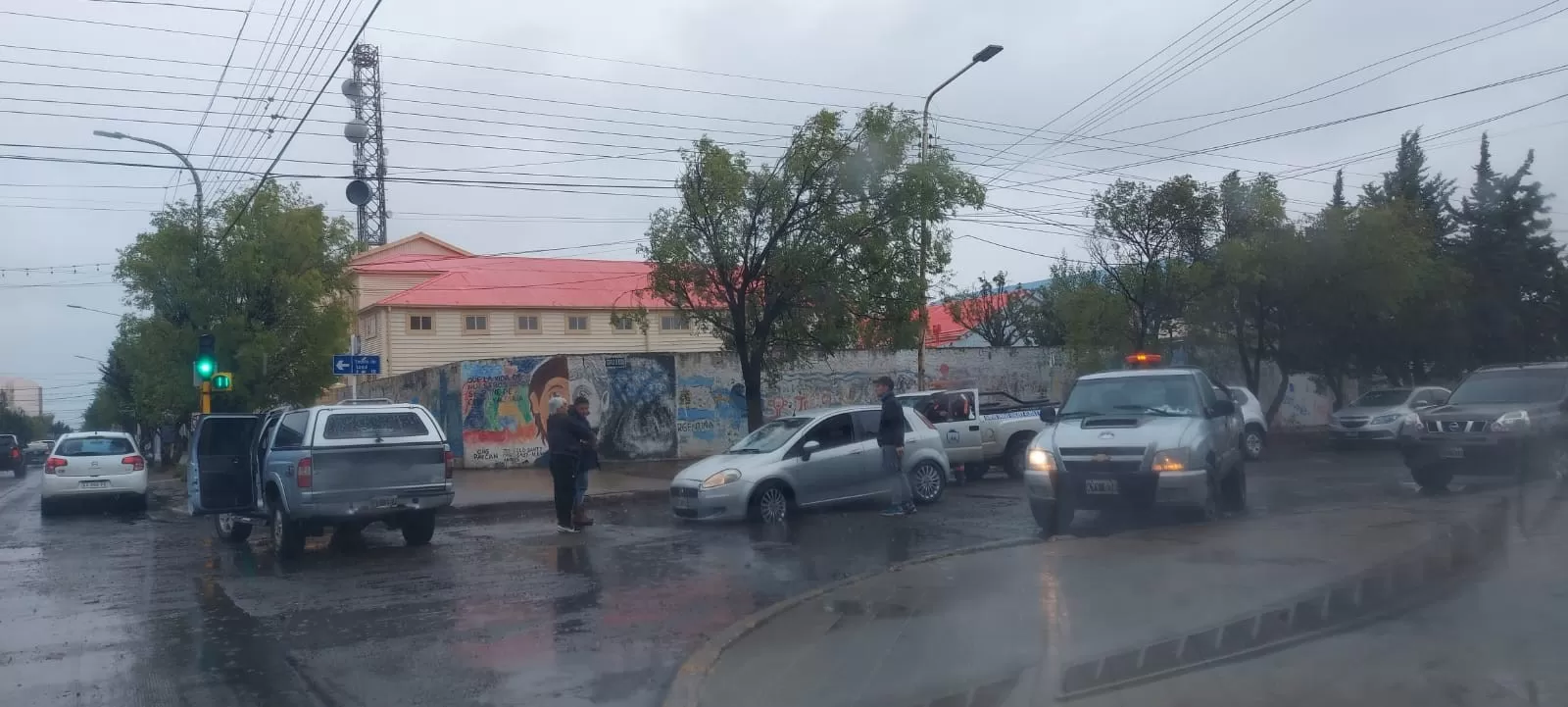 Un auto quedó atascado en una zanja en pleno centro Un auto quedó atascado en una zanja en pleno centro