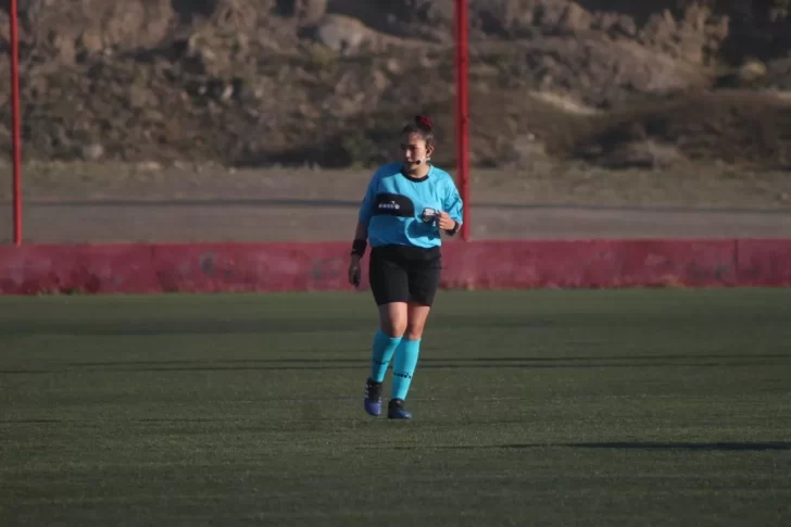 Latidos mano a mano con Micaela Benitez, la primera mujer árbitro en la historia de El Calafate