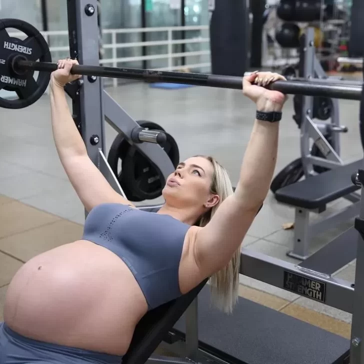 Embarazada desata controversia por levantar pesas de hasta 142 kilos