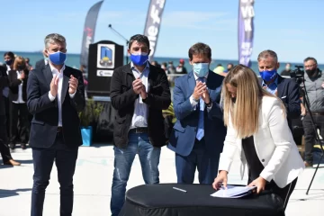 YPF y Fundación YPF acompañaron a Comodoro en su aniversario con luminarias y computadoras YPF y Fundación YPF acompañaron a Comodoro en su aniversario con luminarias y computadoras