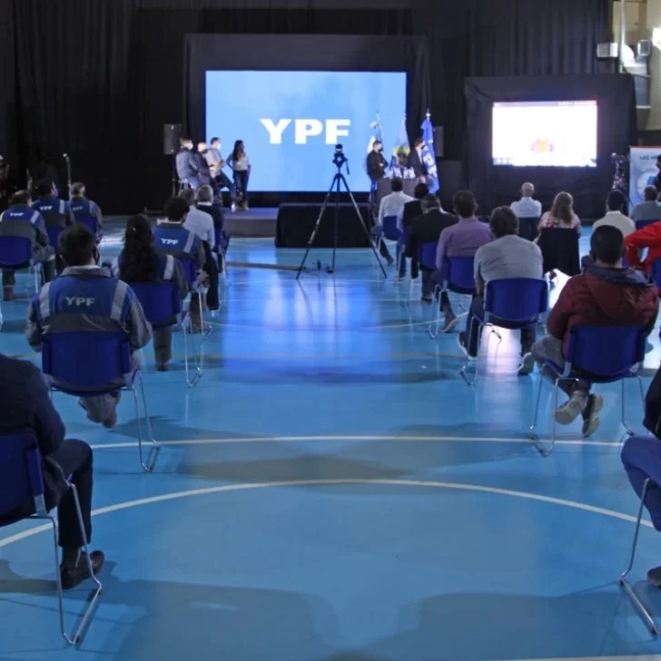 YPF anunció la inversión de más de 300 millones de dólares para la actividad petrolera en Santa Cruz YPF anunció la inversión de más de 300 millones de dólares para la actividad petrolera en Santa Cruz