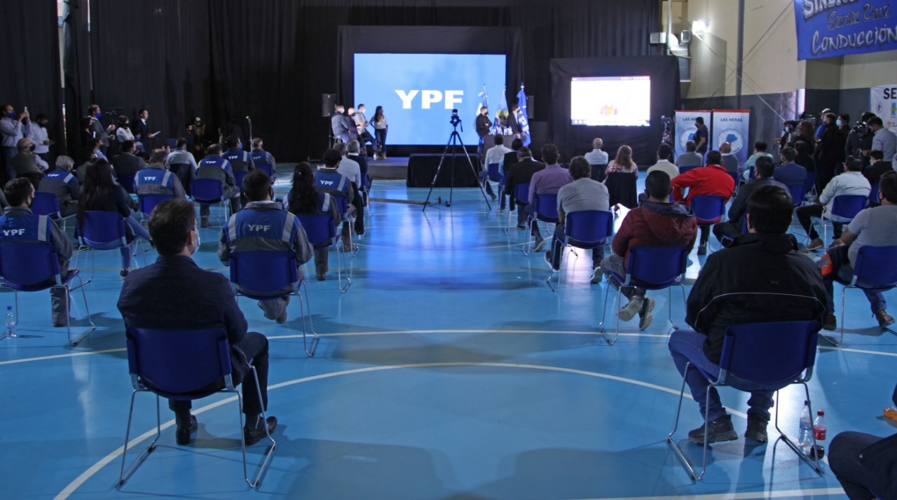 YPF anunció la inversión de más de 300 millones de dólares para la actividad petrolera en Santa Cruz YPF anunció la inversión de más de 300 millones de dólares para la actividad petrolera en Santa Cruz
