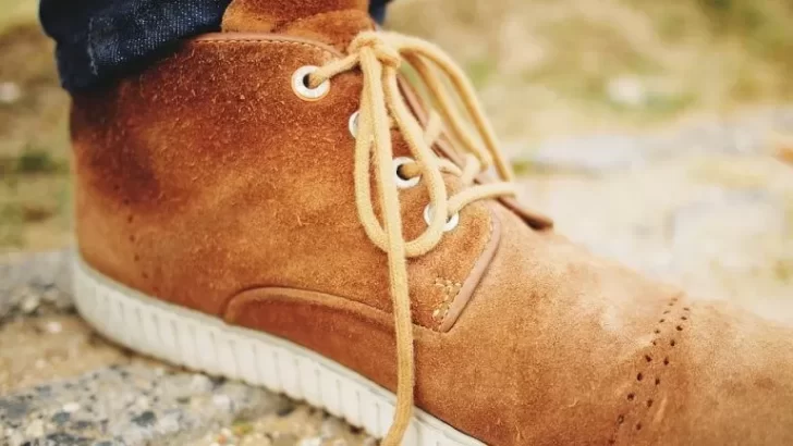 Cómo reparar y restaurar zapatos de gamuza mojados