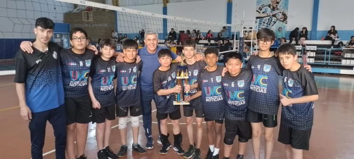 Las chicas del gimnasio 17 de Octubre de Río Gallegos y los chicos de San Julián son los campeones del torneo de vóley