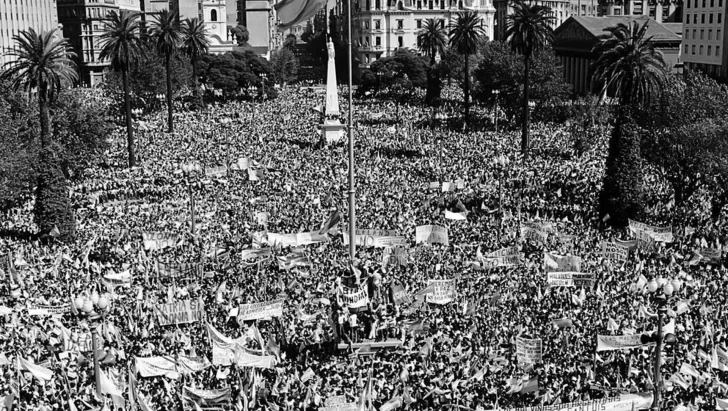 40-anos-del-regreso-a-la-democracia-alfonsin-2-728x411