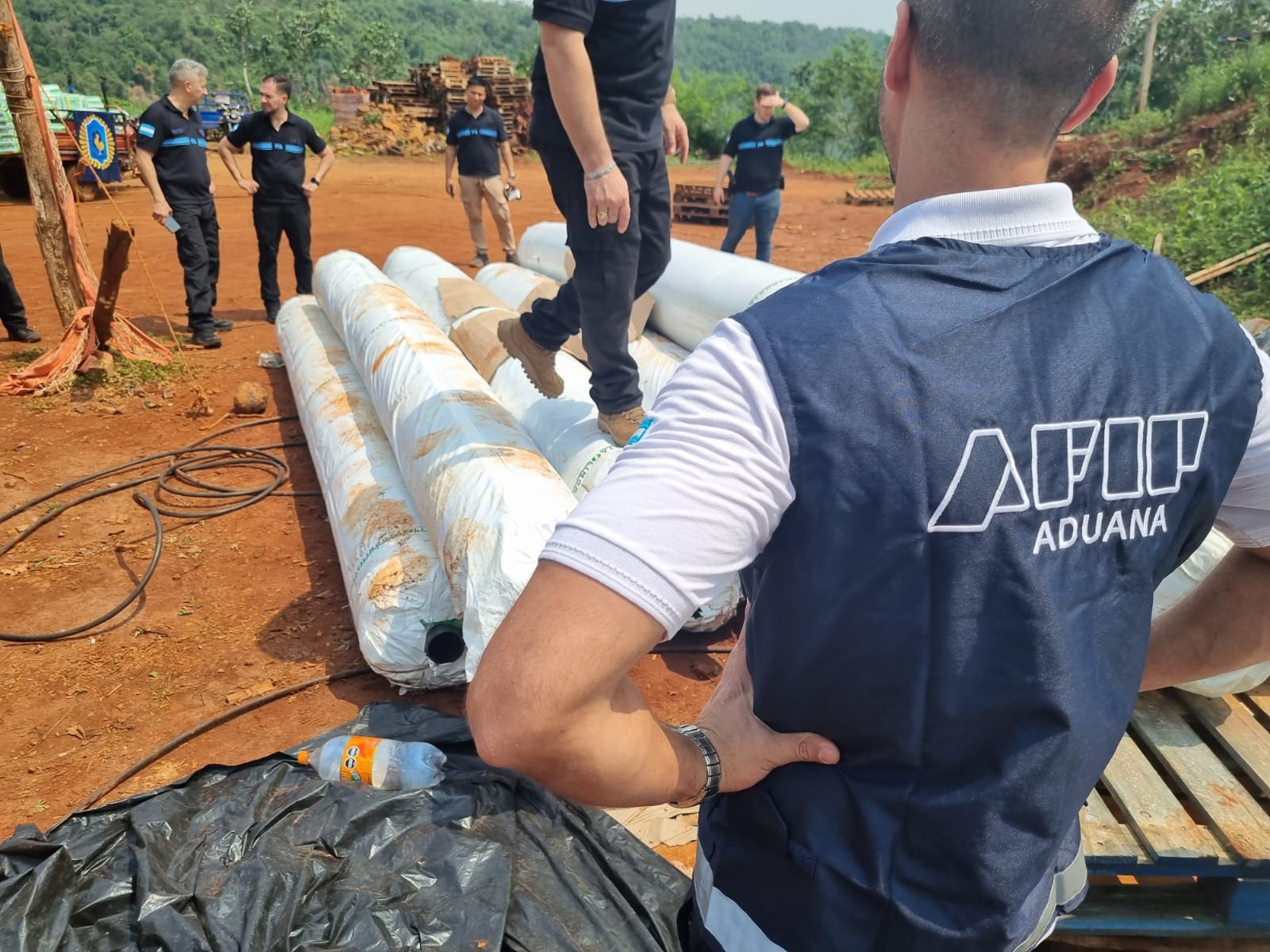 Aduana desbarató una banda de contrabando en la Triple Frontera e incautó bienes valuados en $43 millones Aduana desbarató una banda de contrabando en la Triple Frontera e incautó bienes valuados en $43 millones