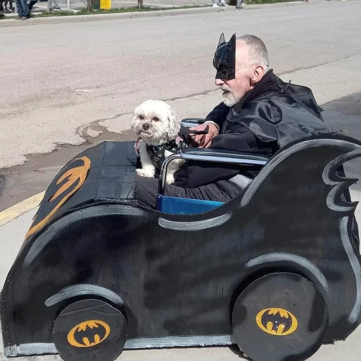 Tiene 77 años y mal de Parkinson, se disfrazó de Batman y recibió el cariño de todos