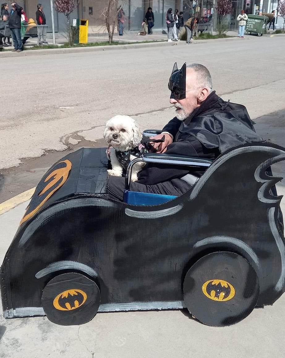 Tiene 77 años y mal de Parkinson, se disfrazó de Batman y recibió el cariño de todos