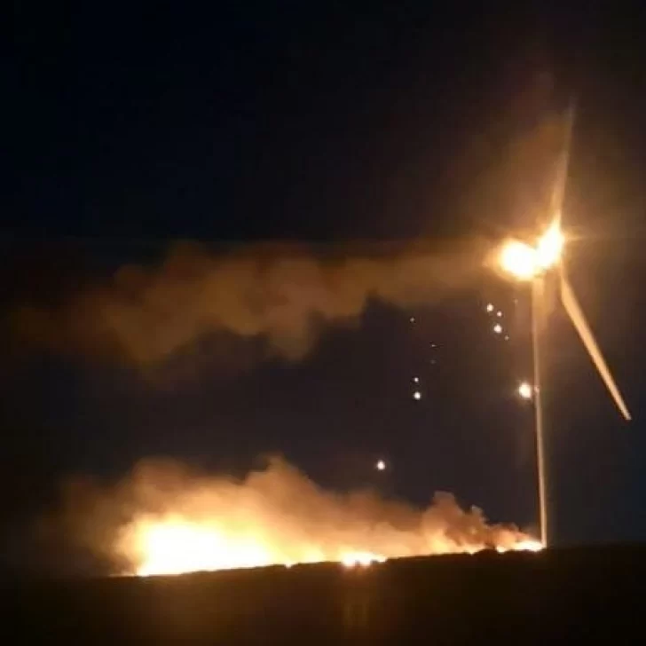 Fuego en un parque eólico: una turbina se quemó y provocó un incendio en los pastizales