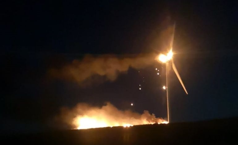 Fuego en un parque eólico: una turbina se quemó y provocó un incendio en los pastizales