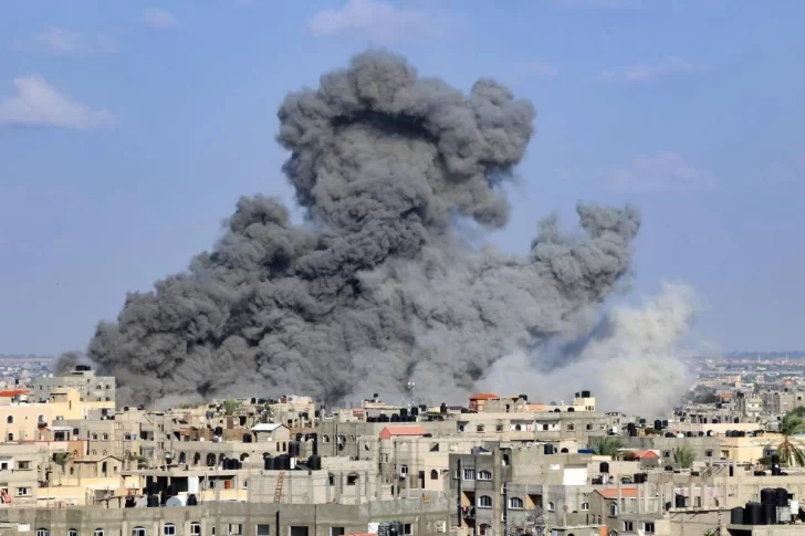 Israel bombardea otra vez Gaza pese a presión para proteger a civiles palestinos y retomar tregua