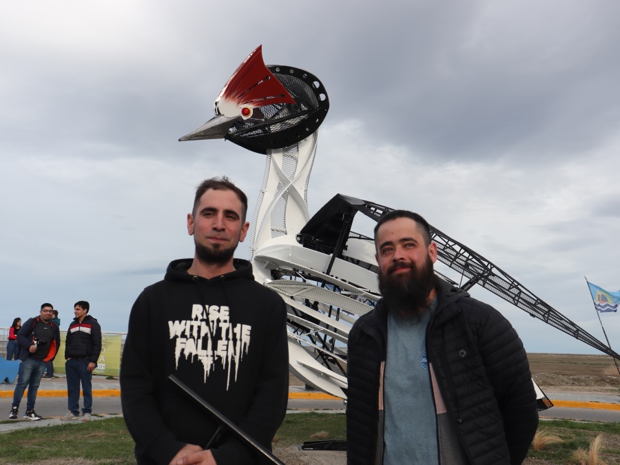 Concientización y belleza: inauguraron la escultura del macá tobiano en Río Gallegos