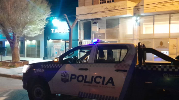 Caleta Olivia: hizo un boquete para robar un comercio, intentó huir por los techos y fue detenido