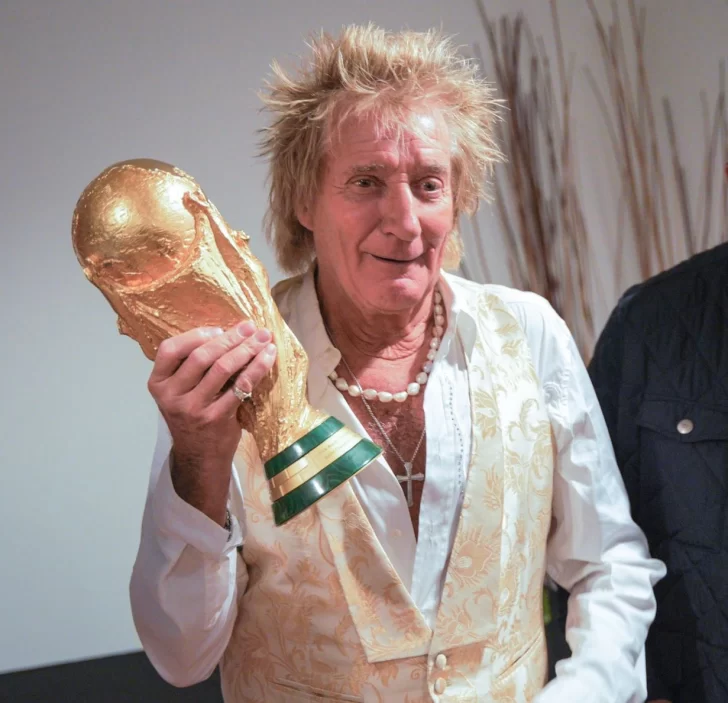 Rod Stewart en Argentina: conoció a Chiqui Tapia y se sacó fotos con la Copa del Mundo