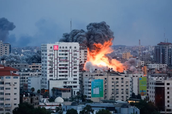 Un-bloque-de-edificios-arde-en-Gaza-este-sabado-despues-de-un-bombardeo-de-Israel-como-represalia-al-ataque-iniciado-por-Hamas-728x485
