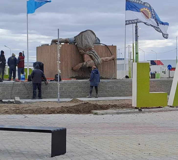 Se cayó el monumento al Tehuelche en Las Heras: habría un herido de gravedad