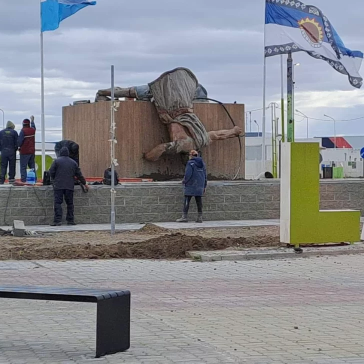 Se cayó el monumento al Tehuelche en Las Heras: habría un herido de gravedad