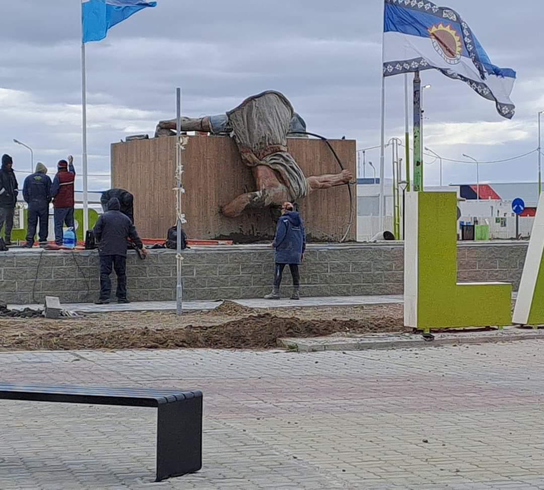 Se cayó el monumento al Tehuelche en Las Heras: habría un herido de gravedad