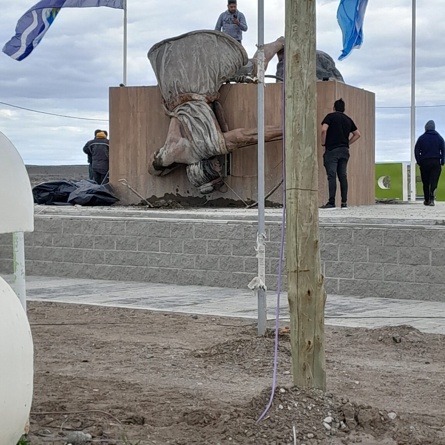Un joven resultó herido de gravedad tras la caída del monumento al Tehuelche: “Tiene comprometido uno de sus riñones”