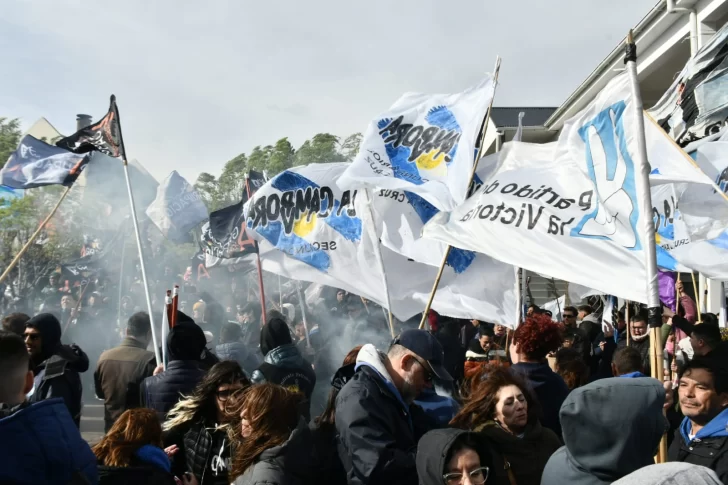 acto-homenaje-a-nestor-kirchner-13-aniversario-de-su-muerte-mausoleo-rio-gallegos-2-728x485