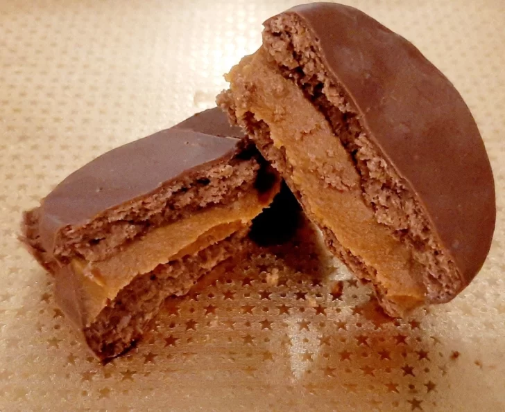 Receta de alfajores de chocolate rellenos con dulce de leche para la merienda