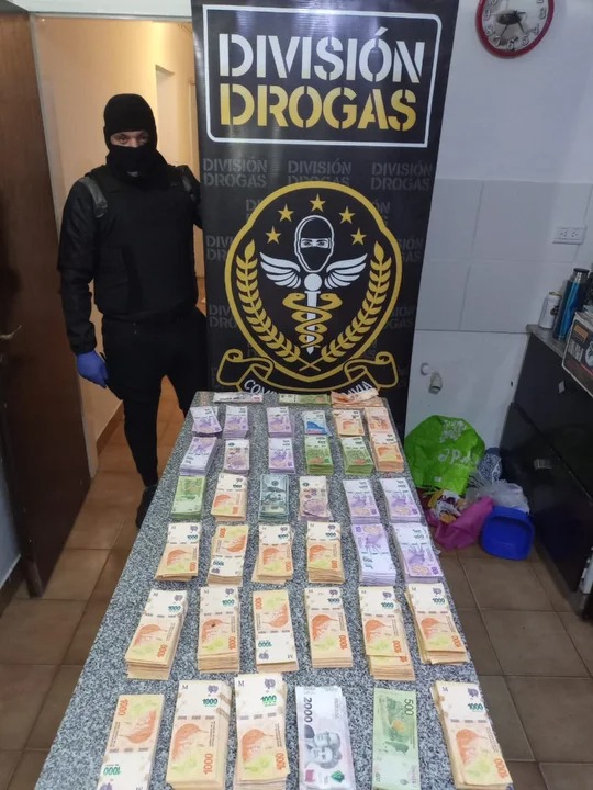 Cayó una banda narco en Comodoro Rivadavia: secuestraron $6 millones, armas y autos de alta gama